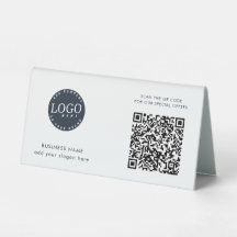 Moderner QR-Code und Firmenlogo