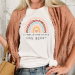 Moderner Regenbogenlehrer tragen Ihren Namen hinzu T-Shirt<br><div class="desc">LehrerInnen Liebe personalisierte Ausrüstung und dieser wunderschön gestaltete moderne Regenbogen-T - Shirt ist das perfekte Geschenk.</div>
