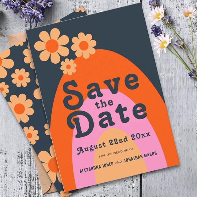 Moderner Retro 70er Daisy Wedding Save The Date (Modern retro daisy arch wedding save the date with groovy 70s vintage typography )