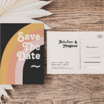 Moderner Retro-70er-Regenbogen-Dunkel Save the Dat Einladungspostkarte<br><div class="desc">Dieses moderne Retro der 70er Jahre ist eine dunkle, Save the Date einladende Postkarte, die sich perfekt für Ihre Vintage Orange-, Rose- und Rosa-Hochzeit eignet. Entworfen mit Elementen eines klassischen, farbenfrohen Boho-Bohbogens und groovy minimalistischen Streifen. Das Design hat ein einzigartiges abstraktes tropisches Strandgefühl, das für jeden Frühling, Sommer oder Hochzeit...</div>