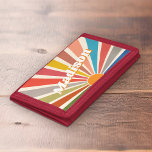 Moderner Retro Individuelle Name Spaß Vintager Reg Trifold Geldbörse<br><div class="desc">Die Einführung der Individuelle Name-Brieftasche mit einer modernen Retro Spaß Vintag Rainbow Sun Burst Illustration. Dieses Portemonnaie ist ein personalisiertes Stück, das ein lebendiges und farbenprächtiges Sonnenburstdesign aufweist, das an die Retro-Ästhetik des 60ers und des 70ers erinnert. Die rauschige, regenbogenfarbene Sonnenburstillustrierung auf diesem Portemonnaie ist auffällig und fröhlich und macht...</div>