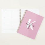 Moderner rosa Personalisierter Monogramm-Name: Planer<br><div class="desc">Mit diesem modernen Personalisierten Planer, der einen weichen, rosa pastellfarbenen Hintergrund und ein schlichtes, warmes, graues Monogramm oder einen Namen auf dem Cover bleibe, stilvoll organisiert. Dieser Planer ist auf minimalistische und elegante Weise konzipiert und eignet sich perfekt für die tägliche Planung, die Zielsetzung, die Zeitschrift oder die zielgerichtete Planung...</div>