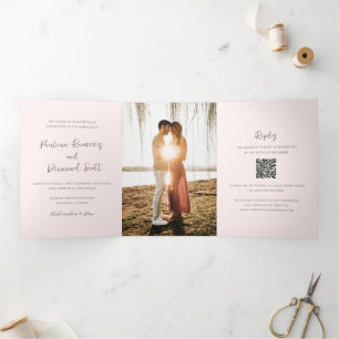 Moderner rosa QR Code Einfache Hochzeit Dreifach Gefaltete Einladung