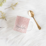 Moderner rosafarbener Glitzer Glitzern Personalisi Kaffeetasse<br><div class="desc">Mit der Einführung unseres Produktes "Moderne rosa Glitzer Glitzern" Personalisiert Name, exklusiv auf Zazzle erhältlich! Mit diesem atemberaubenden Design, das den Charme des rosa Glitzer mit einer modernen Touch verbindet, machen Sie eine stilvolle und personalisierte Note. Egal ob Sie ein Geschenk oder eine besondere Leckerei für sich selbst suchen, dieses...</div>