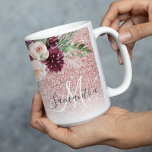 Moderner rosafarbener Glitzer und Blume mit Namen Zweifarbige Tasse<br><div class="desc">Moderner rosafarbener Glitzer und Blume mit Namen</div>
