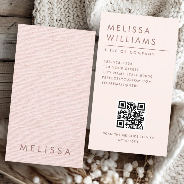 Moderner rosafarbener Leinendruck vertikal minimal Visitenkarte (Modern blush pink linen look vertical minimalist business card)