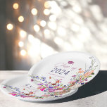 Moderner, schicker Abschluss von wild lebenden Blu Pappteller<br><div class="desc">Klasse 2024! Elegante moderne Sommer-Blume-Illustration mit hübscher Blume und Pinsel-Script-Abschluss-Papierplatte mit einer modernen Kalligraphie-Typografie mit Rot,  lila,  Rosa,  Terrakotta-Blume auf weißem Hintergrund</div>