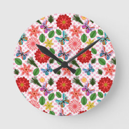 Moderner Schmetterling im Frühlingsgarten Blumen  Runde Wanduhr