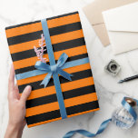 Moderner, schwarz-orangefarbener Geburtstagskorb Geschenkpapier<br><div class="desc">Stilvoll, trendig, individuell, personalisiert, halloween orange und schwarz Streifen, modernes Muster, elegante Imitate Gold-Script, Premium-Qualität, Geschenkverpackungspapier. Geben Sie einfach Happy Halloween / Ihre Grüße / Wünsche / Notiz, und Ihren Namen / Pärchennamen / Familienname / Firmenname / Firmenname / Empfängername, um dieses Packpapier einzigartig zu machen, und Ihr Geschenk wirklich...</div>