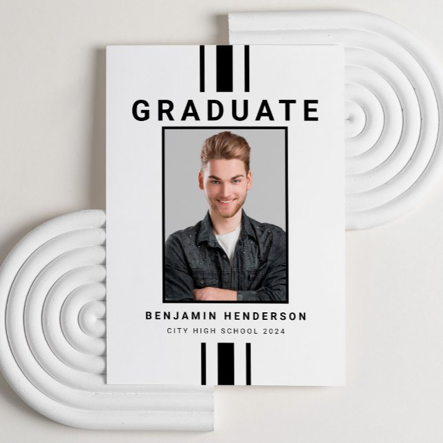 Moderner Schwarz-Weiß-Abschluss Ankündigung (Custom Photo Modern Black And White Boy Graduation Announcement Card.)