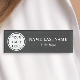 Moderner Schwarz-Weiß-Logo-Mitarbeiter Namenschild