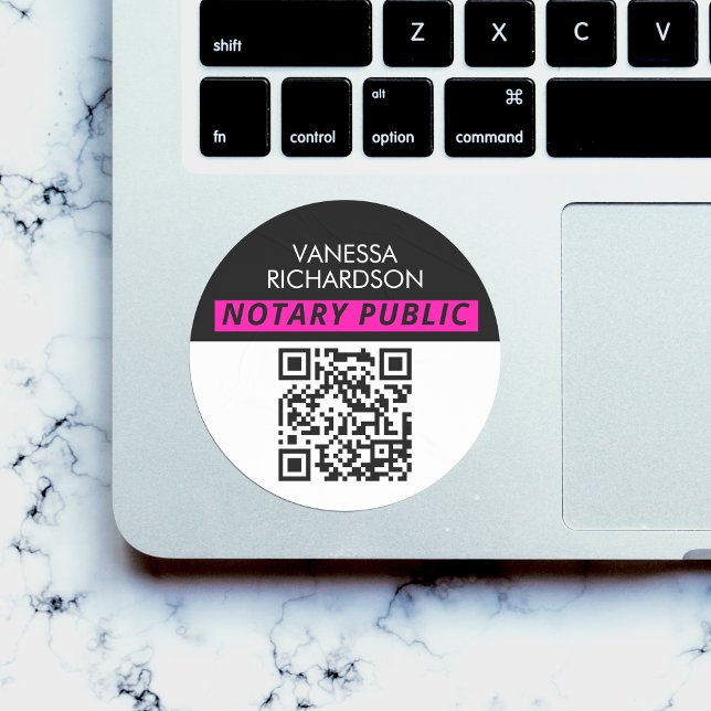 Moderner Schwarz-weiß rosa Minimal QR Code Notar Runder Aufkleber (Von Creator hochgeladen)
