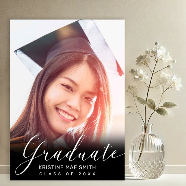 Moderner Schwarz-weißer Kalligrafie-Foto-Abschluss Einladung (Black with White Calligraphy Script Photo Graduation Announcement and Party Invitation)