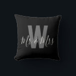 Moderner Schwarz-weißer Mr. Monogram Kissen<br><div class="desc">Mit diesem stilvollen Dekor aus der Zuhause fügen Sie Ihrem Raum eine persönliche Touch hinzu. Modernes Schwarz-Weiß Monogram Kissen mit einem mit Monogramm Initial und Mr & Mrs. Einfach anpassbar,  um Ihren eigenen Namen und Ihre Initialen anzuzeigen,  ist es die perfekte Mischung aus Komfort und Personalisierung für Ihre Zuhause!</div>