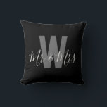 Moderner Schwarz-weißer Mr. Monogram Kissen<br><div class="desc">Mit diesem stilvollen Dekor aus der Zuhause fügen Sie Ihrem Raum eine persönliche Touch hinzu. Modernes Schwarz-Weiß Monogram Kissen mit einem mit Monogramm Initial und Mr & Mrs. Einfach anpassbar,  um Ihren eigenen Namen und Ihre Initialen anzuzeigen,  ist es die perfekte Mischung aus Komfort und Personalisierung für Ihre Zuhause!</div>