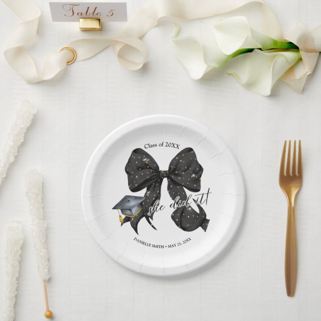 Moderner Schwarzer Bow, den sie am runden Blatt Pa Pappteller (Hochzeit)