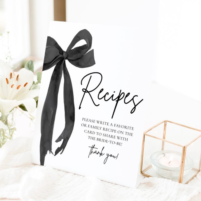 Moderner Schwarzer Bow Sie bindet das Rezept für K Sockelschild (Modern Black Bow She's Tying the Knot Recipes Sign)