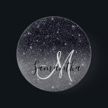Moderner Schwarzer Glitzer Glitzern Personalisiert Button<br><div class="desc">Mit der Einführung unseres atemberaubenden Glitzern Personalisierter Name, exklusiv auf Zazzle erhältlich! Fügen Sie dem Alltag eine Touch der Eleganz hinzu und funkeln Sie mit diesem maßgeschneiderten Artikel. Unser Personalisiert Name-Produkt aus dem modernen Schwarzen Glitzer ist mit einem schwarzen Hintergrund geschmückt mit faszinierenden Glitzern. Die Kombination aus Schwarz und Glitzer...</div>