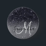 Moderner Schwarzer Glitzer Glitzern Personalisiert Button<br><div class="desc">Mit der Einführung unseres atemberaubenden Glitzern Personalisierter Name, exklusiv auf Zazzle erhältlich! Fügen Sie dem Alltag eine Touch der Eleganz hinzu und funkeln Sie mit diesem maßgeschneiderten Artikel. Unser Personalisiert Name-Produkt aus dem modernen Schwarzen Glitzer ist mit einem schwarzen Hintergrund geschmückt mit faszinierenden Glitzern. Die Kombination aus Schwarz und Glitzer...</div>
