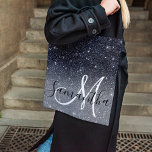Moderner Schwarzer Glitzer Glitzern Personalisiert Tasche<br><div class="desc">Mit der Einführung unseres atemberaubenden Glitzern Personalisierter Name, exklusiv auf Zazzle erhältlich! Fügen Sie dem Alltag eine Touch der Eleganz hinzu und funkeln Sie mit diesem maßgeschneiderten Artikel. Unser Personalisiert Name-Produkt aus dem modernen Schwarzen Glitzer ist mit einem schwarzen Hintergrund geschmückt mit faszinierenden Glitzern. Die Kombination aus Schwarz und Glitzer...</div>