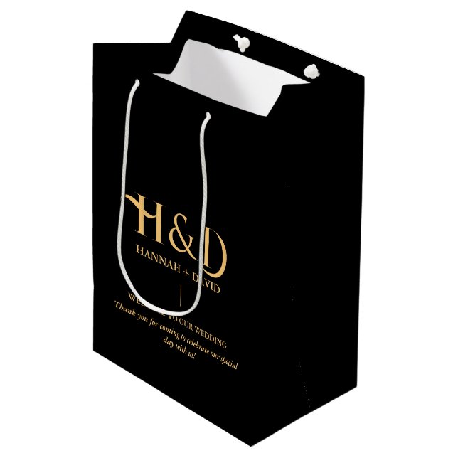 Moderner Schwarzer Monogram Begrüßungsgast Mittlere Geschenktüte (Vorderseite Schrägansicht)