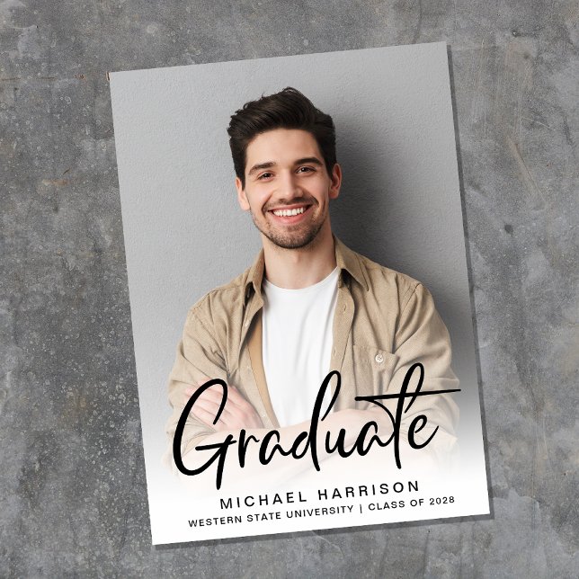 Moderner Script-Foto-Overlay-Abschluss Ankündigung (A modern photo collage graduation announcement to celebrate the graduate's achievements)