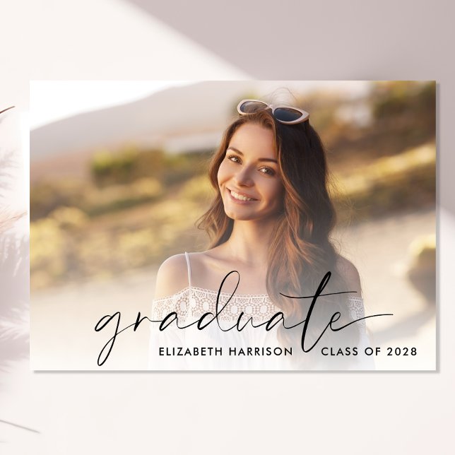 Moderner Script-Foto-Overlay-Abschluss Ankündigung (An elegant graduation announcement to celebrate your graduate's achievements)