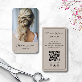 Moderner Script Hair Stylist Salon Beige Visitenkarte