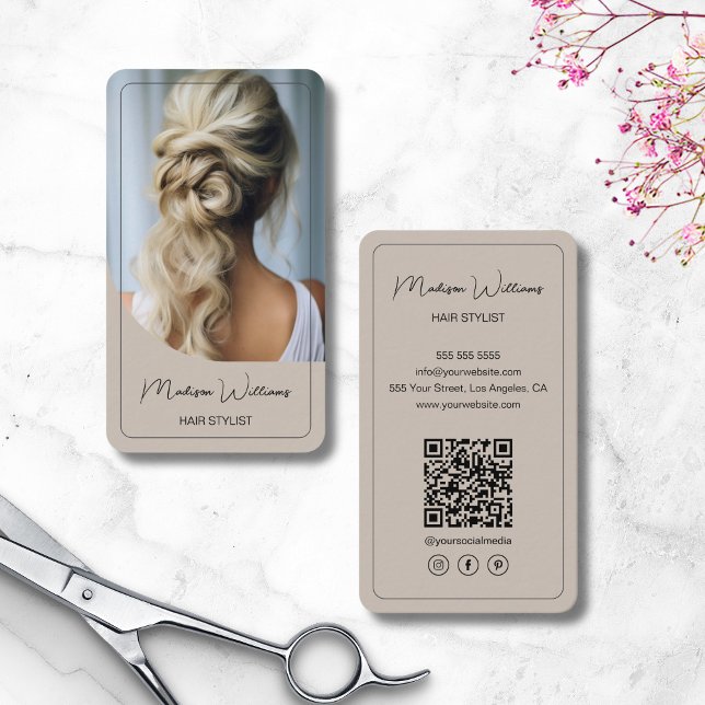 Moderner Script Hair Stylist Salon Beige Visitenkarte (Modern Script Hair Stylist Salon Beige Business Card)