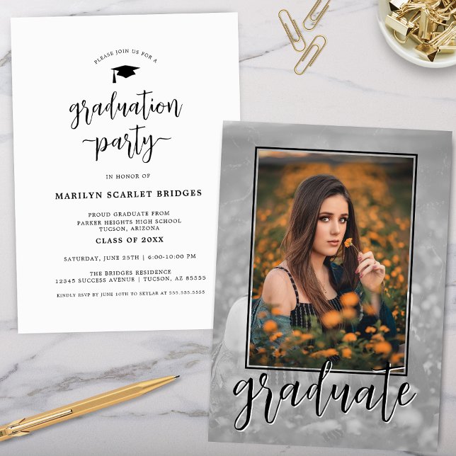 Moderner Single Foto Script Abschluss Einladung (unique modern simple script graduation party invitation with single photo used twice for unique card)