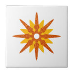 Moderner Single Red-Orange Star Mitte des Jahrhund Fliese<br><div class="desc">Modernes, inspiriertes Design aus der Mitte des Jahrhunderts mit Vintager Retro-Rot-Orange-Sternexplosion auf weißem Hintergrund. Einfaches, sauberes modernes Design.</div>