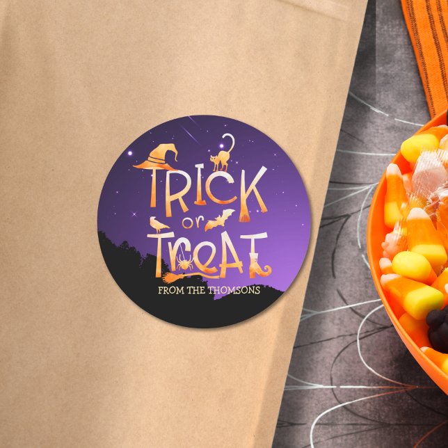 Moderner Spaß Orange Schwarz Lila Trick oder Behan Runder Aufkleber (Von Creator hochgeladen)