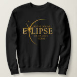 Moderner Staat 2024 Texas Total Solar Eclipse Sweatshirt<br><div class="desc">Mit dem neuen Texas Total Solar Eclipse Custom T - Shirt präsentiert sich das Shirt als stilvolles und gedankliches Element für dieses außergewöhnliche Ereignis, das die Eleganz und Spannung der totalen Sonnenfinsternis erfasst. Das Jahr 2024 wird zusammen mit der Lage von Texas kühn angezeigt und dient als zeitloser Pfeiler dieses...</div>