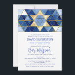 Moderner Star von David Blue Gold Bar Mitzvah Hebr Einladung<br><div class="desc">Schöne religiöse jüdische Bar Mitzvah Einladungskarten. Modernes und dennoch elegantes Aquarelldesign in Pinselstrichblau, hell bis marineblau. Goldener Star von David in der Mitte mit Imitate Mosaikfliesen. Moderne Drehbücher. 'Wird an die TORAH als Bar Mitzvah gerufen'. Präfekt für den 13-jährigen Sohn, Junge. Einfach zu bearbeiten - einfach Ihre Informationen / Text...</div>