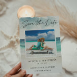 Moderner Strand mit Aquarellfarben Zwei Fotos Save The Date<br><div class="desc">Moderner Watercolor Ocean Beach Zwei Foto Save the Date - Eine wunderschöne Aquarell Save the Date mit türkisfarbenem Ozean und weißem Sandstrand. Ihr schönes Foto wird sowohl auf der Vorder- als auch auf der Rückseite der Einladung vorgestellt. Die Rückseite der Einladung enthält auch einen QR-Code für Ihre Gäste zu scannen,...</div>