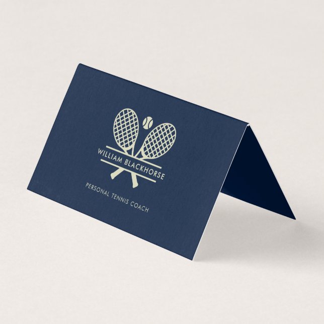 Moderner Tennis-Profitrainer (Vorderseite)