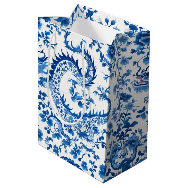Moderner trendiger Drache aus Blau und Weiß Mittlere Geschenktüte (Rückseite Schrägansicht)