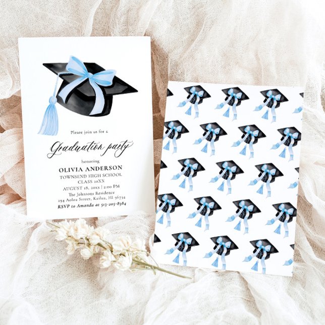 Moderner Trendy Blue Bow Graduation Cap Abschluss Einladung (Watercolor Modern Elegant Trendy Stylish Blue Bow Graduation Invitation)