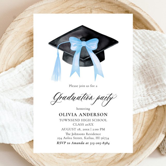 Moderner Trendy Blue Bow Graduation Cap Abschluss Einladung (Watercolor Modern Elegant Trendy Stylish Blue Bow Graduation Invitation)