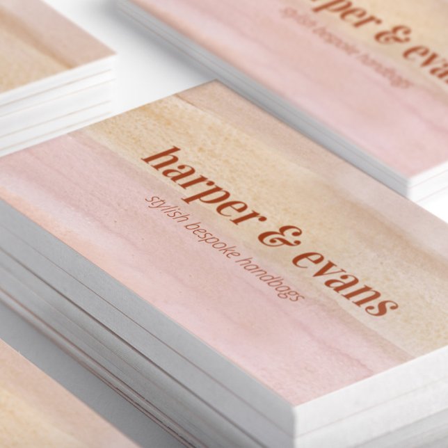 Moderner, trostloser Orange- und Rostwasser Visitenkarte (Closeup of stacked Modern Dusty Orange and Rust Watercolor Wash Business Cards-Front)