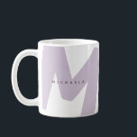 Moderner überarbeiteter Mit Monogramm Erstkaffee & Kaffeetasse<br><div class="desc">Stilvolle und trendige Tasse mit einem großen mit Monogramm Initial und Namen auf beiden Seiten in einfachen,  modernen Schriftart. Wenn Sie Hilfe bei der Anpassung benötigen,  schreiben Sie mir bitte den unten stehenden Button und ich werde Ihnen gerne helfen.</div>