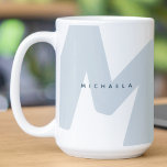 Moderner überarbeiteter Mit Monogramm Erstkaffee & Kaffeetasse<br><div class="desc">Stilvolle und trendige Tasse mit einem großen mit Monogramm Initial und Namen auf beiden Seiten in einfachen,  modernen Schriftart. Wenn Sie Hilfe bei der Anpassung benötigen,  schreiben Sie mir bitte den unten stehenden Button und ich werde Ihnen gerne helfen.</div>