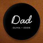 Moderner Vater | Kinder Namen Vatertagskript schwa Button<br><div class="desc">Einfaches,  stilvolles Vater-Design in zeitgenössischer Schrift-Typografie in modernem minimalistischem Stil auf schwarzem Hintergrund,  der leicht mit dem Namen oder der persönlichen Botschaft personalisiert werden kann. Das perfekte Geschenk für Ihren ganz besonderen Papa an seinem Geburtstag,  dem Tag des Vaters oder einfach nur,  weil er stinkt!</div>