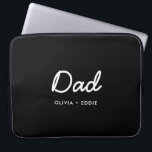 Moderner Vater | Kinder Namen Vatertagskript schwa Laptopschutzhülle<br><div class="desc">Einfaches,  stilvolles Vater-Design in zeitgenössischer Schrift-Typografie in modernem minimalistischem Stil auf schwarzem Hintergrund,  der leicht mit dem Namen oder der persönlichen Botschaft personalisiert werden kann. Das perfekte Geschenk für Ihren ganz besonderen Papa an seinem Geburtstag,  dem Tag des Vaters oder einfach nur,  weil er stinkt!</div>