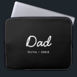 Moderner Vater | Kinder Namen Vatertagskript schwa Laptopschutzhülle<br><div class="desc">Einfaches,  stilvolles Vater-Design in zeitgenössischer Schrift-Typografie in modernem minimalistischem Stil auf schwarzem Hintergrund,  der leicht mit dem Namen oder der persönlichen Botschaft personalisiert werden kann. Das perfekte Geschenk für Ihren ganz besonderen Papa an seinem Geburtstag,  dem Tag des Vaters oder einfach nur,  weil er stinkt!</div>