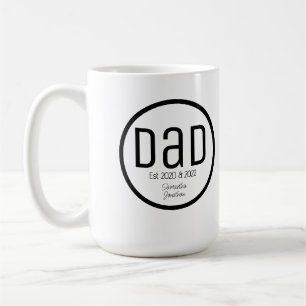 Moderner Vater mit einfachen Kindernamen etabliert Kaffeetasse