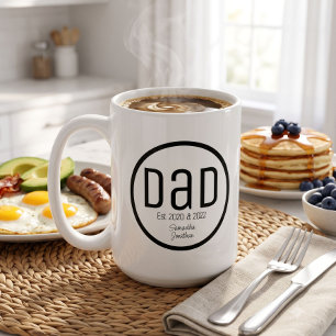 Moderner Vater mit einfachen Kindernamen etabliert Kaffeetasse