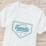 Moderner Vintager Offizieller Familienurlaub T-Shirt<br><div class="desc">Design besteht aus Vintagen Stil Typografie - Fügen Sie Ihren Familiennamen und das Jahr.</div>