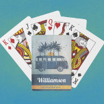 Moderner Vintager Surfer Van Sommerurlaub Spielkarten<br><div class="desc">Ah,  die faulen Tage des Sommers. Die lustigen Momente am Strand mit dem Sand unter den Füßen und das süße Geräusch der Wellen! Coole grafische Gestaltung mit ein bisschen Urlaubsparadies umfasst hohe Palmen,  Sonnenuntergang und einen Vintagen Surfwagen. Monogramm mit persönlichem oder Familiennamen. Fügen Sie ein Datum hinzu.</div>