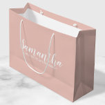 Moderner Vorschlag für eine Verordnung Große Geschenktüte<br><div class="desc">Moderne Bridesmaid Vorschlag Geschenktasche mit personalisiertem Bräunungsnamen im modernen Schriftart-Stil mit Text im modernen Sans Serif Schriftart Stil auf rot rosa Hintergrund. Auch perfekt für Trauzeugin,  Blume Mädchen und mehr.</div>